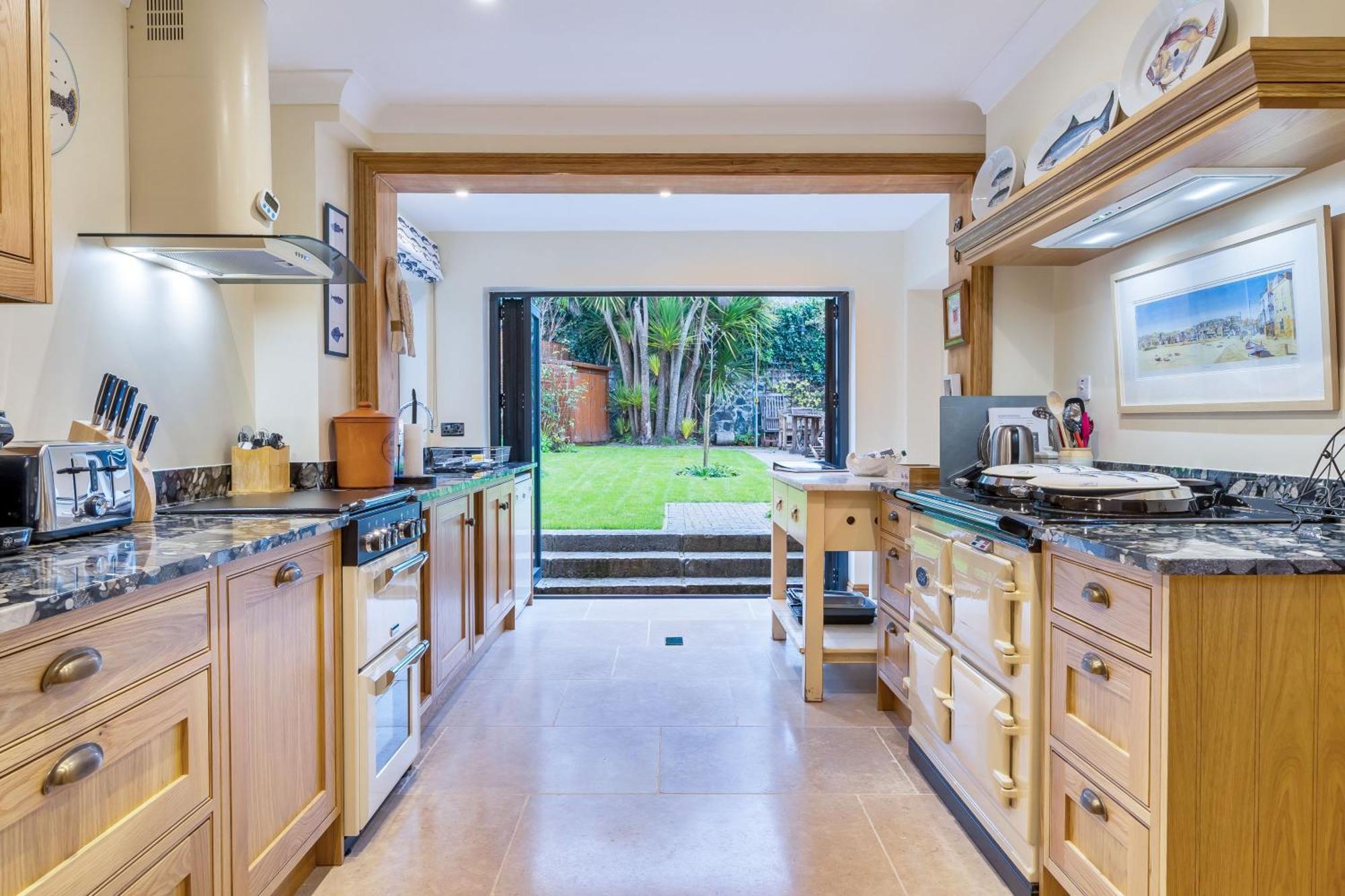 High Quality Detached House With Parking