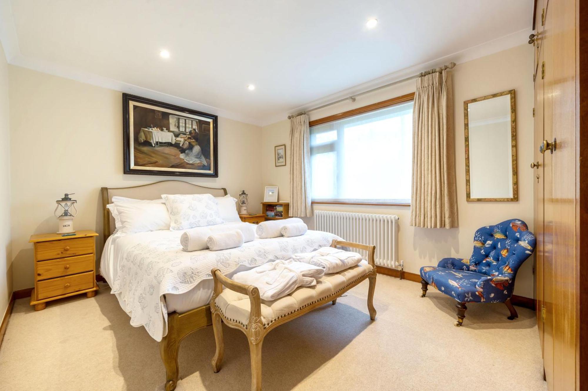 High Quality Detached House With Parking *