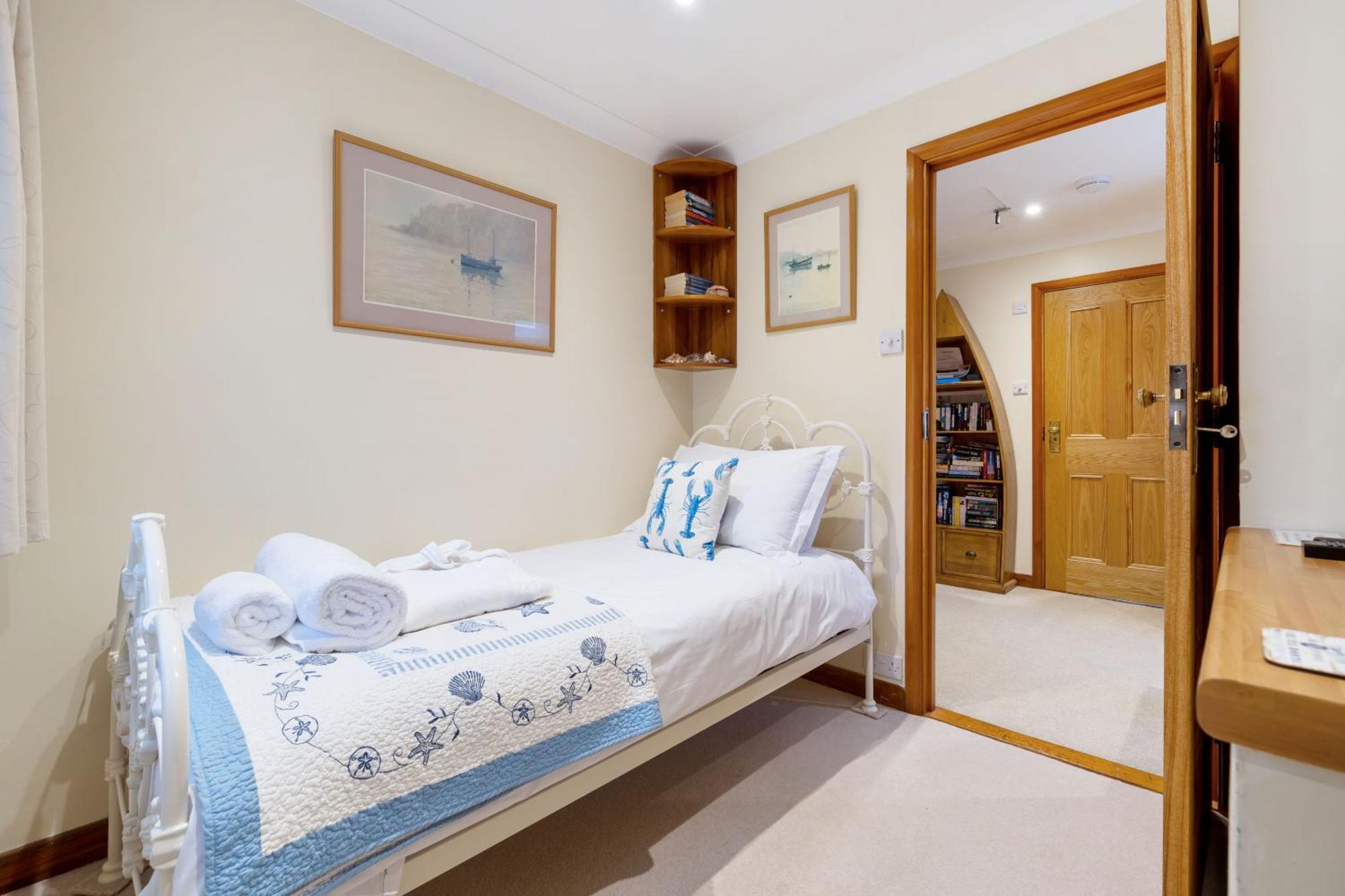 Holiday home High Quality Detached House With Parking
