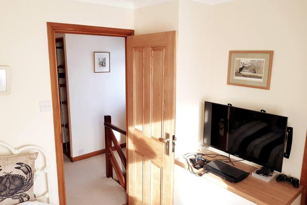 High Quality Detached House With Parking *